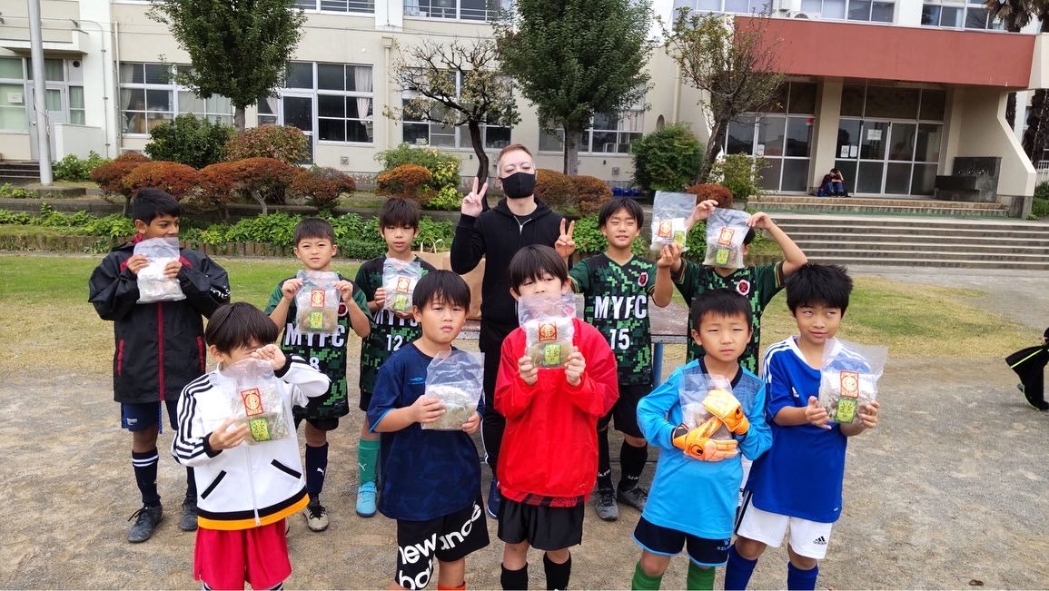 当店の沖縄そばをサッカーチームの子に食べてもらいました。