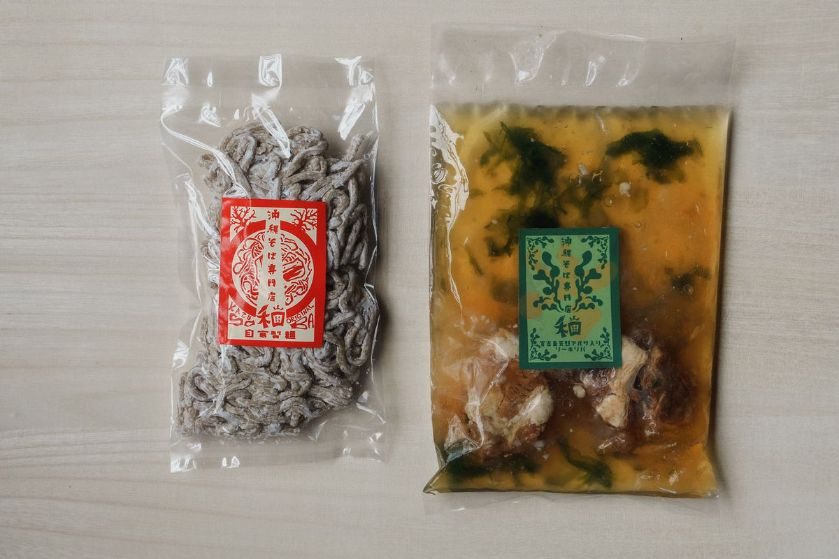ソーキそばの届く姿。1食分の麺とスープの袋