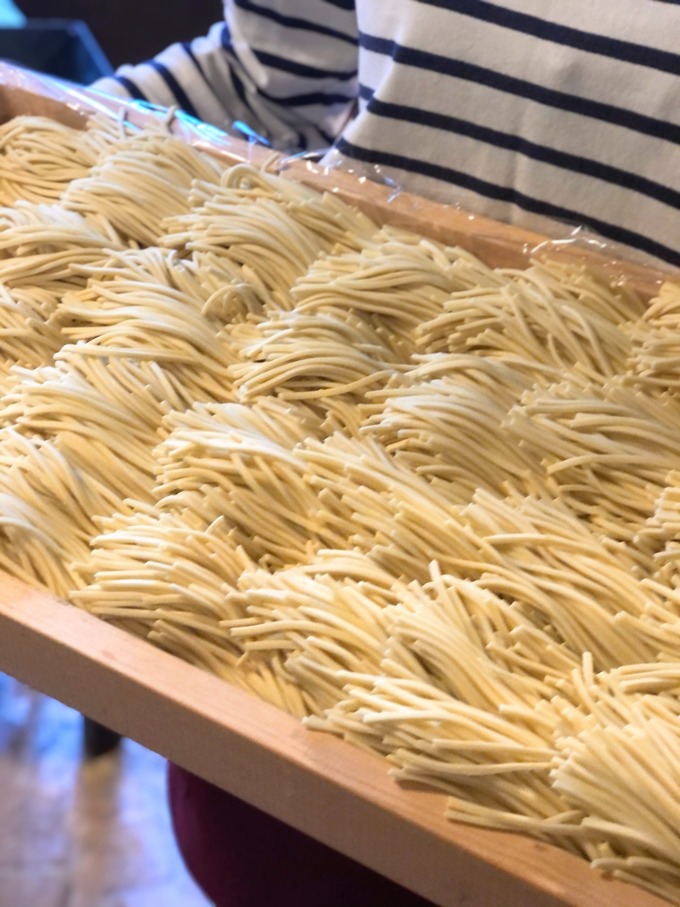 店内で大きな木製トレーいっぱいに仕込まれた自家製麺