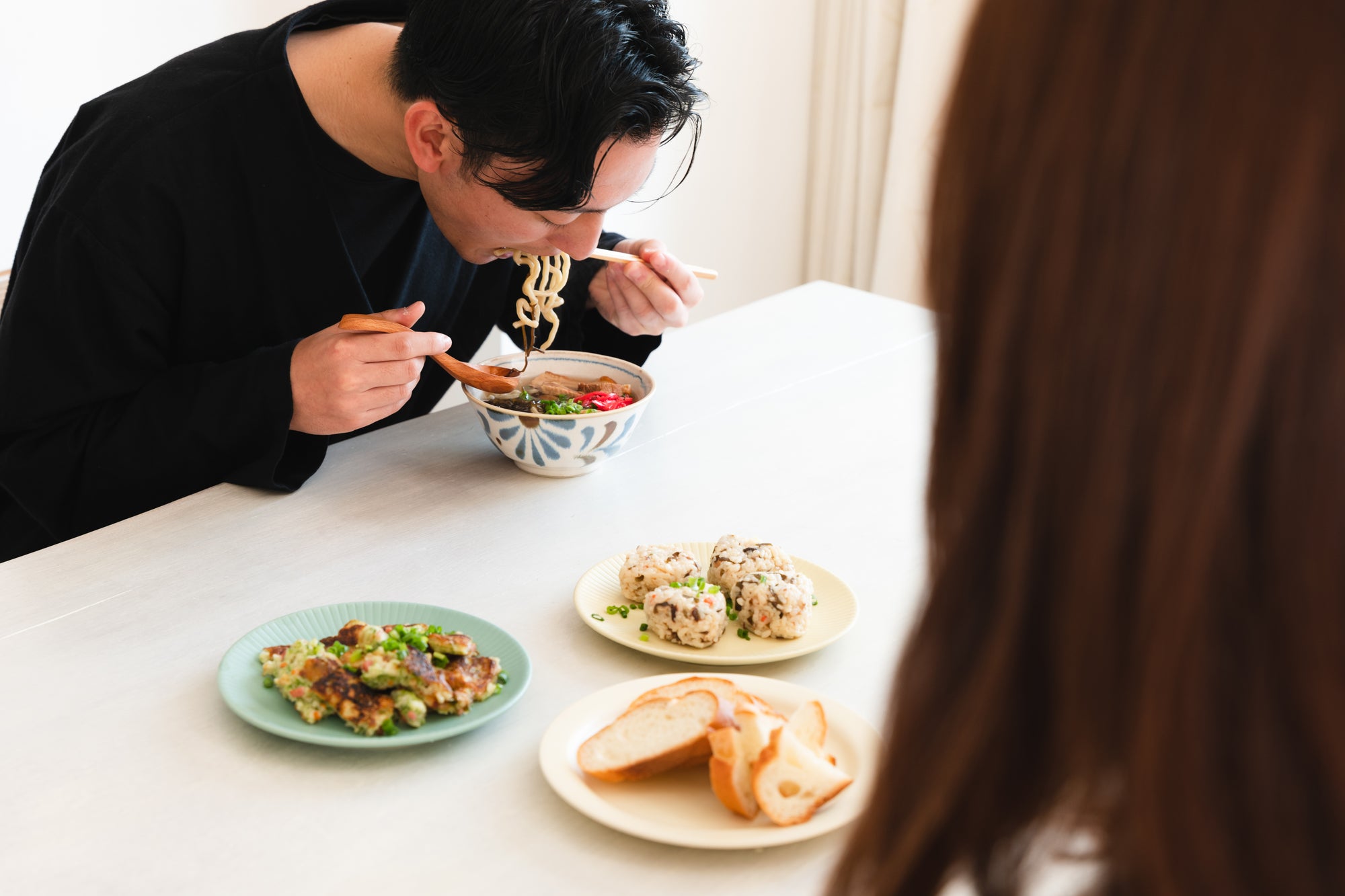 自宅の食卓で沖縄そばを味わう様子