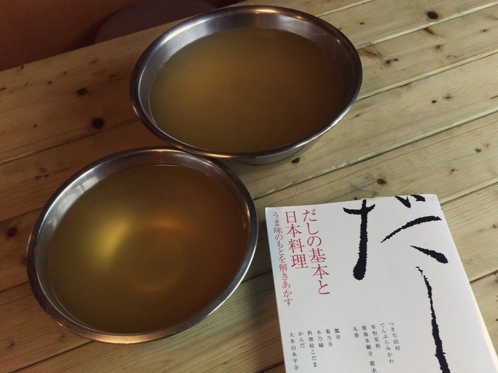 器に入れた二つの出汁と、出汁の本