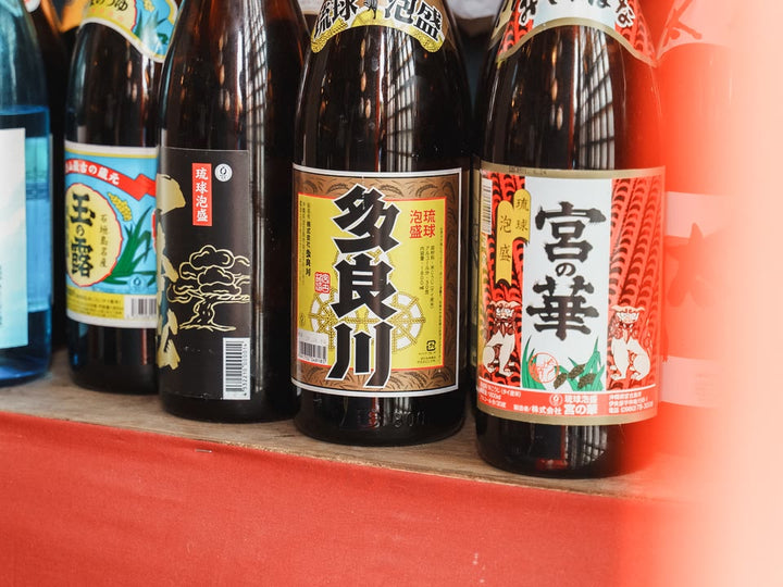 棚に並ぶ泡盛の一升瓶