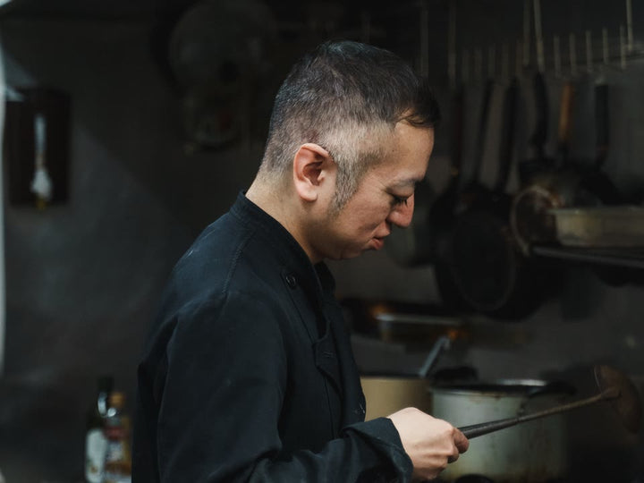 厨房のコンロに立つ二代目店主