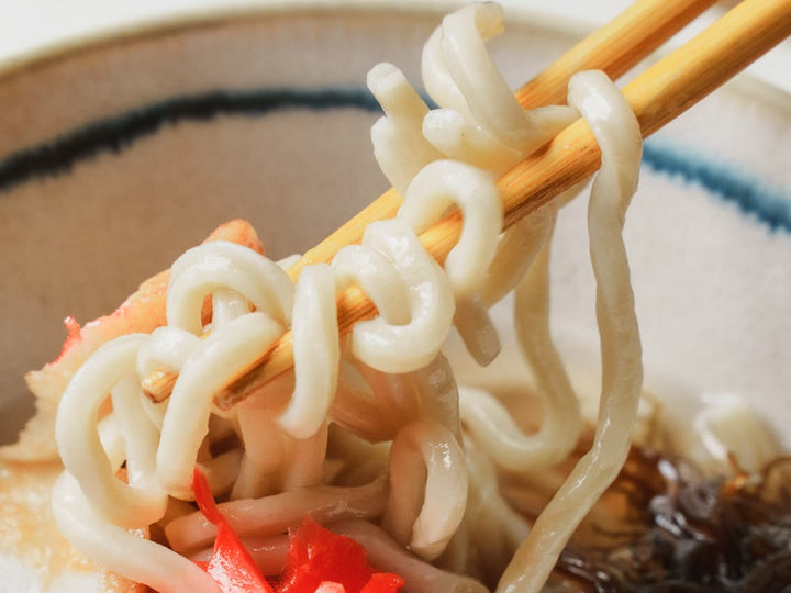 箸で持ち上げた、和の自家製麺