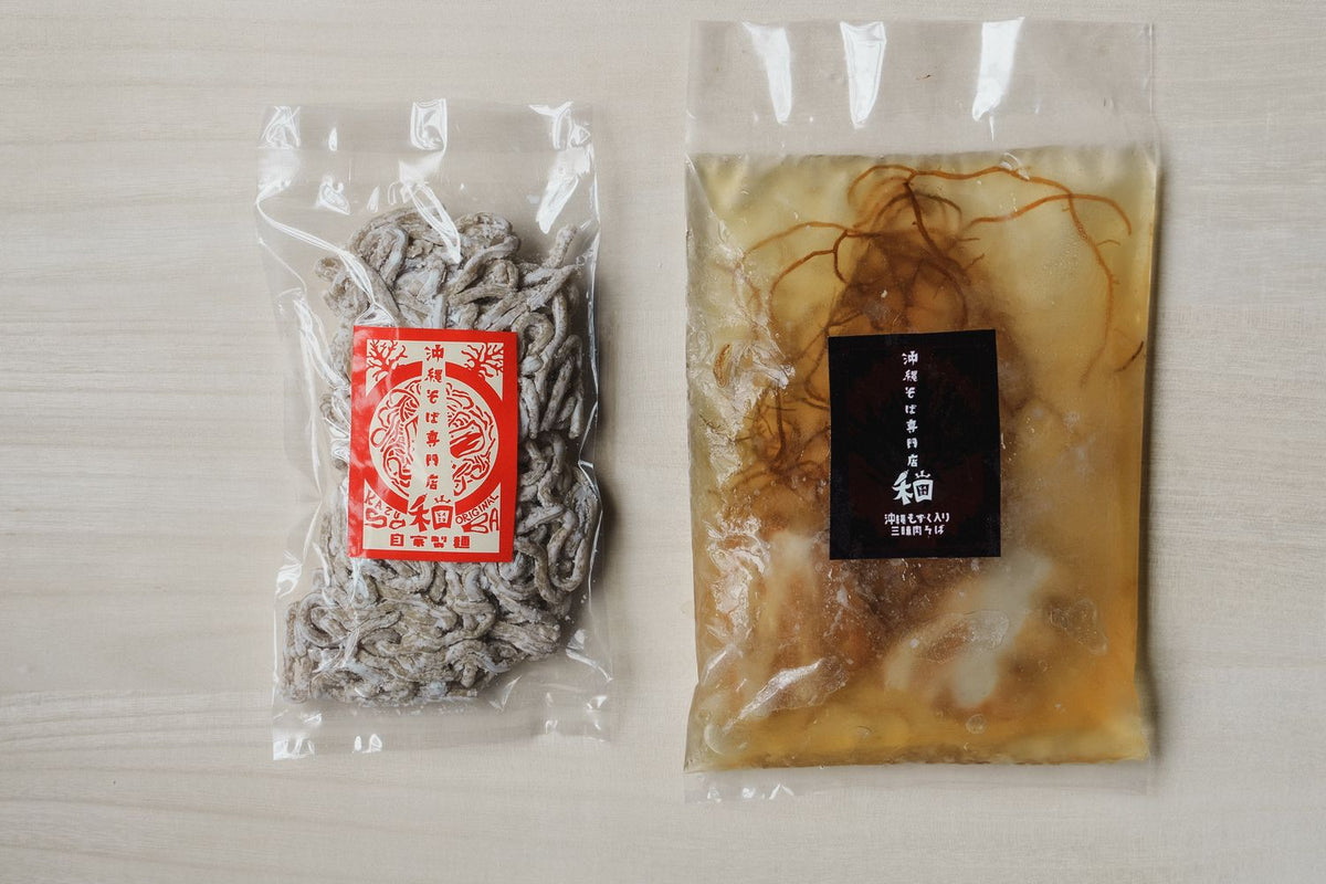 三枚肉そばの届く姿。1食分の麺とスープの袋