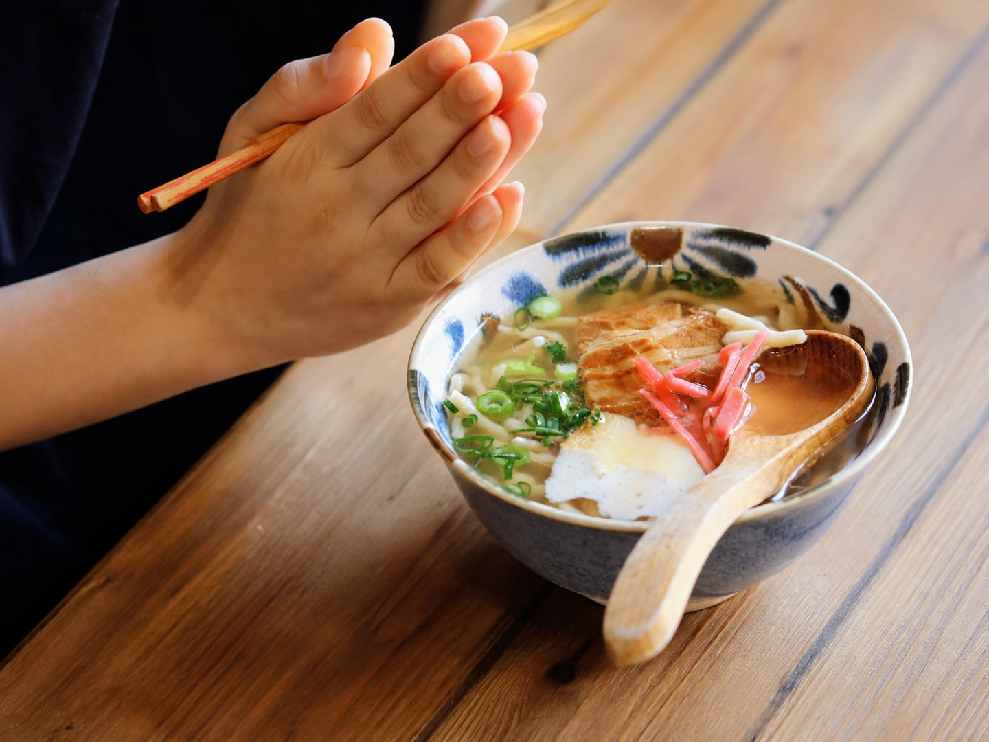 八王子の店で沖縄そばを前にいただきますをする様子
