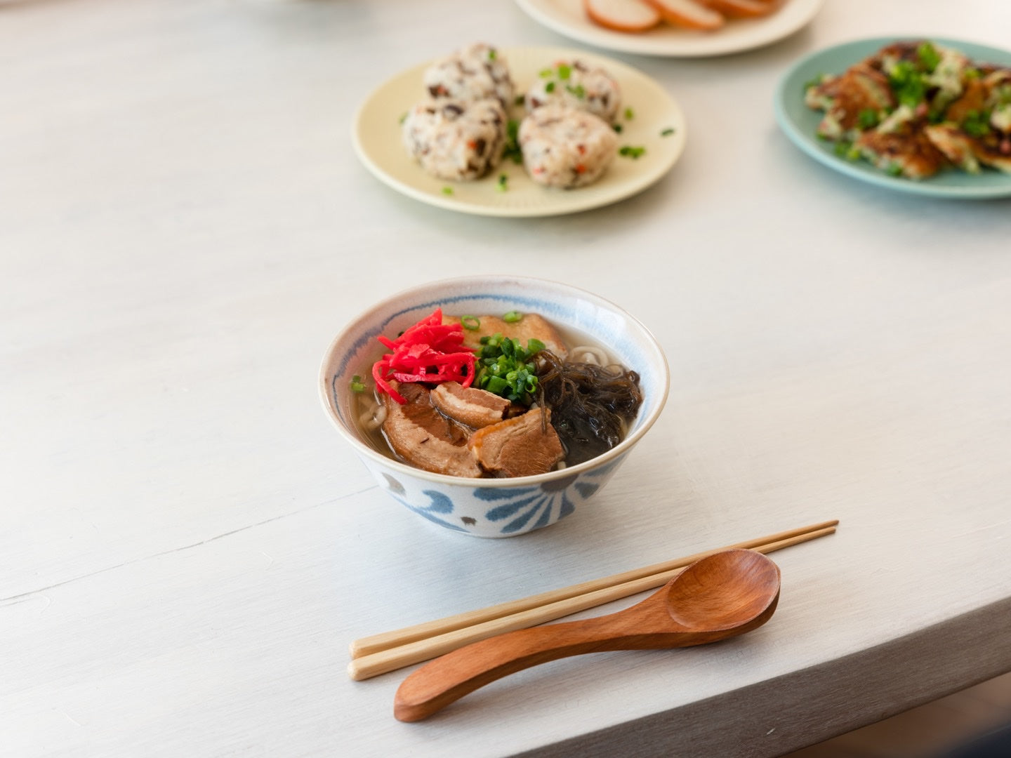 家庭の食卓に置かれた和の沖縄そば
