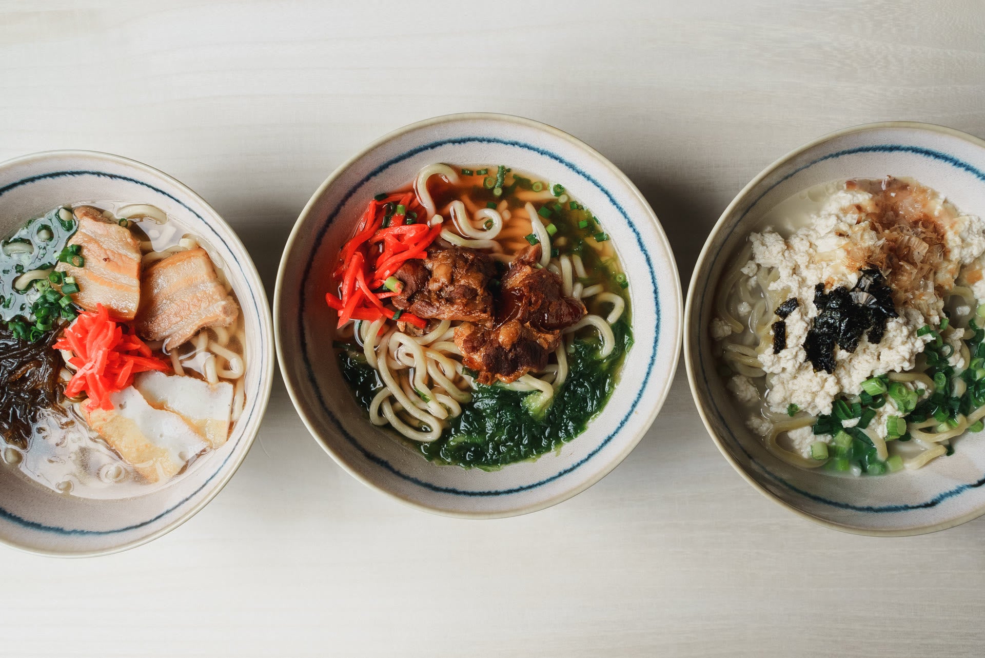 三枚肉そば、ソーキそば、ゆし豆腐そば。3つの器がそろう和の食卓
