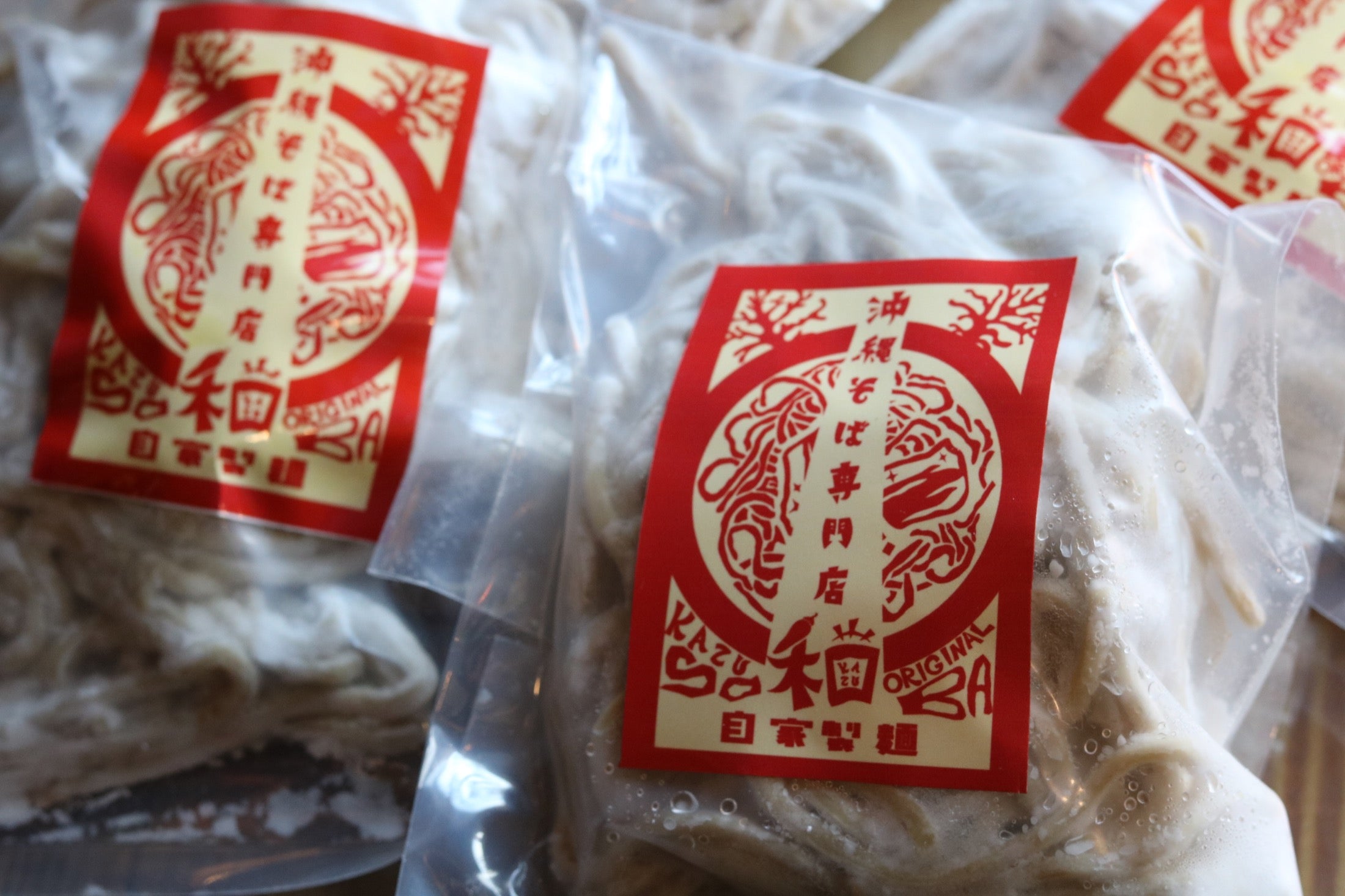 赤いラベルを付けた和の自家製麺パッケージ